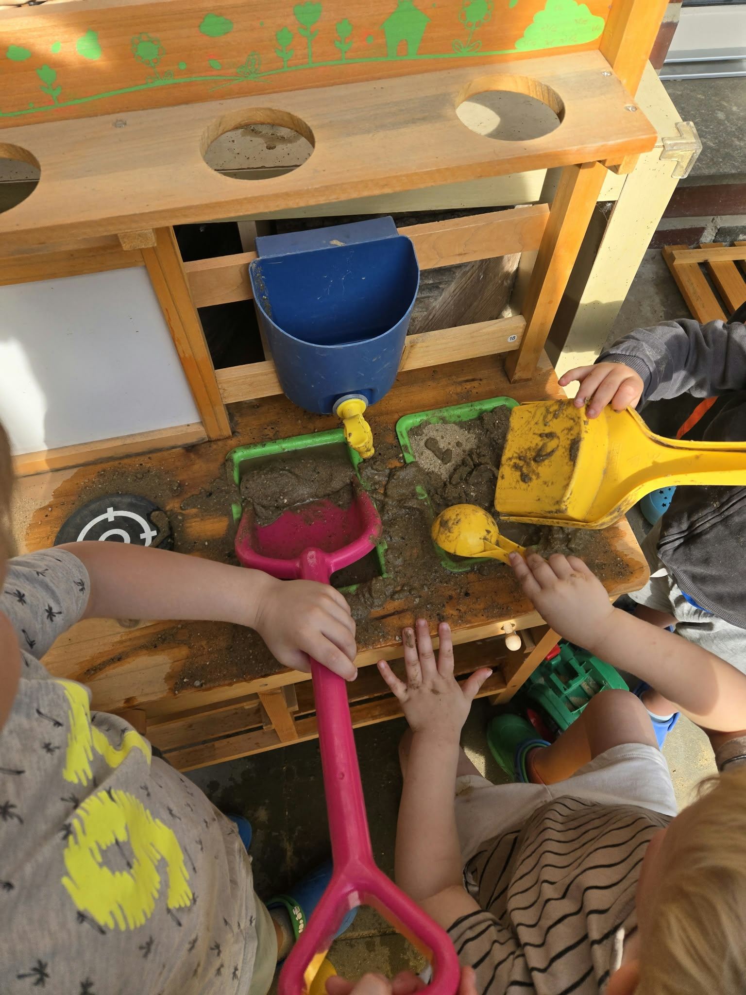 Kinder an der Matschküche