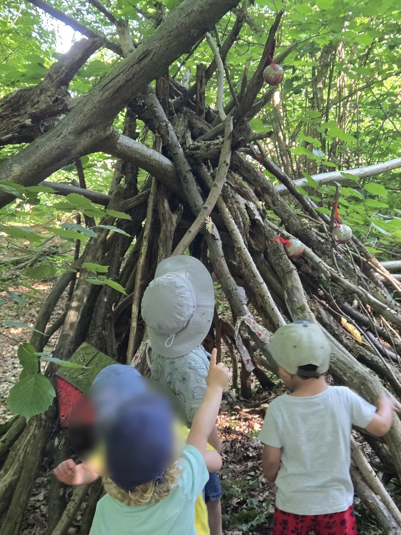 Kinder an der Weidenhütte